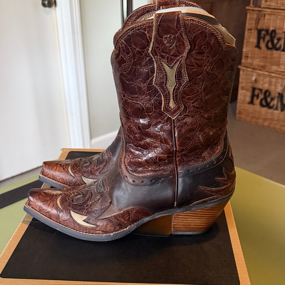 Ariat Rich Brown Leather Square Toe Cowboy Boots 9” height size 10